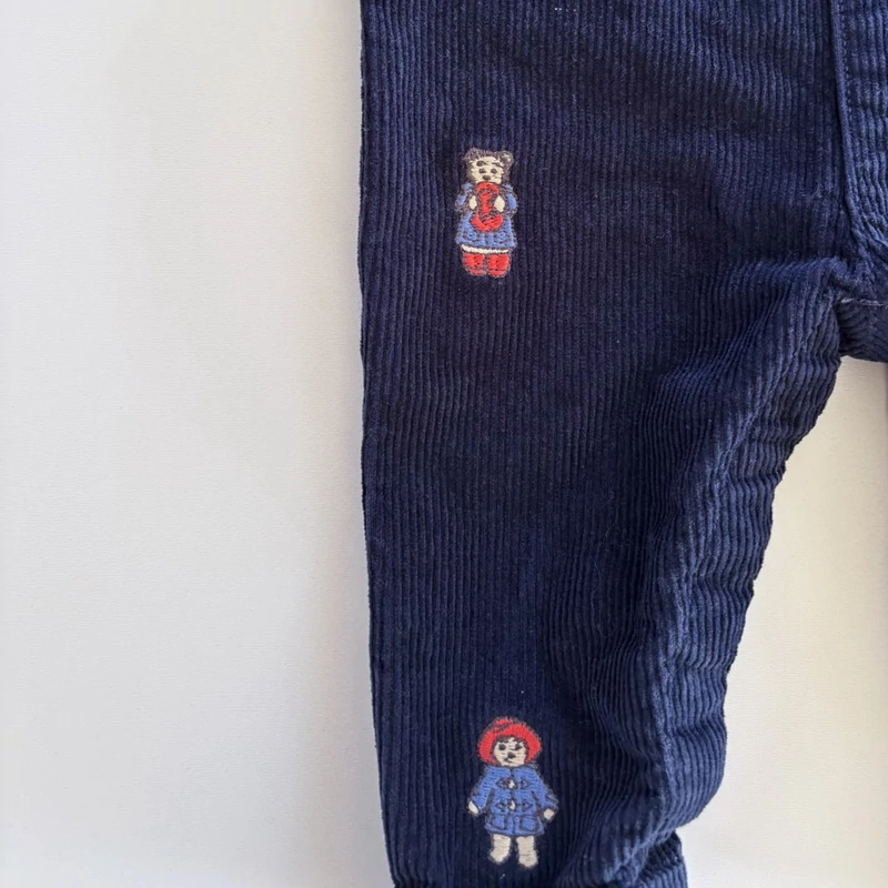 74-es F&amp;F sötétkék kordbársony Paddington mintás pamut kantáros nadrág kisfiúnak