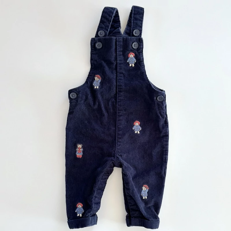 74-es F&amp;F sötétkék kordbársony Paddington mintás pamut kantáros nadrág kisfiúnak