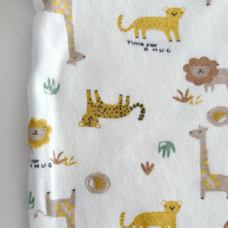 74-es F&amp;F vanília színű állatmintás rövid ujjú pamut body kisfiúnak