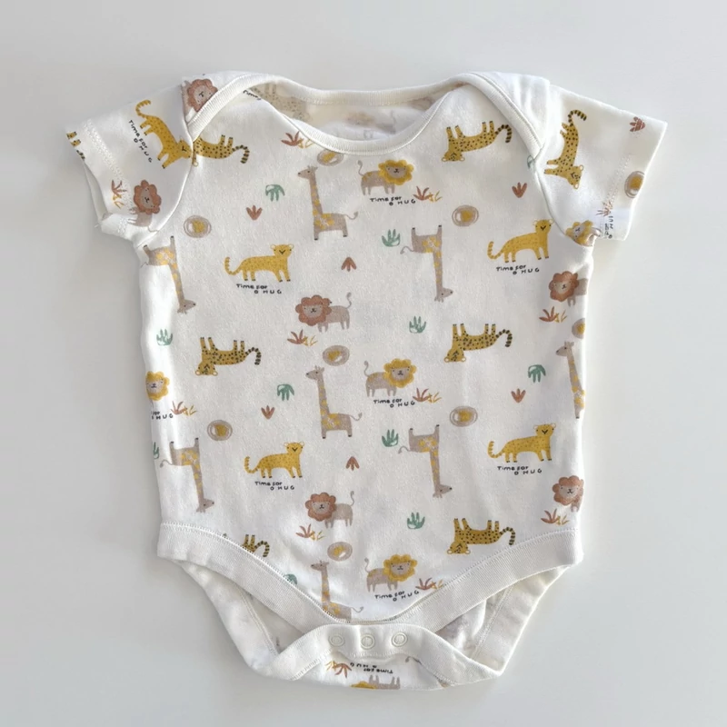 74-es F&amp;F vanília színű állatmintás rövid ujjú pamut body kisfiúnak