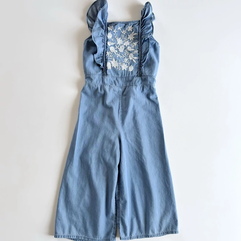 Hímzett világoskék farmer jumpsuit kislányoknak – George, 134-es méret
