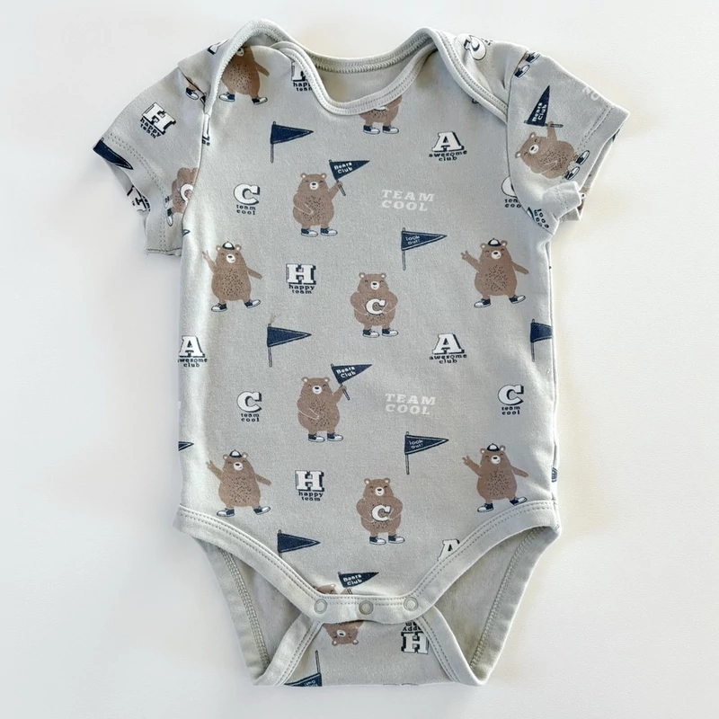 80-as C&amp;A macis pamut rövid ujjú body kisfiúnak – világos zsálya színű