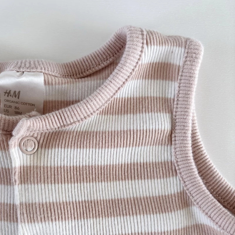 86-os H&amp;M csíkos ujjatlan bordázott kisfiú pamut napozó