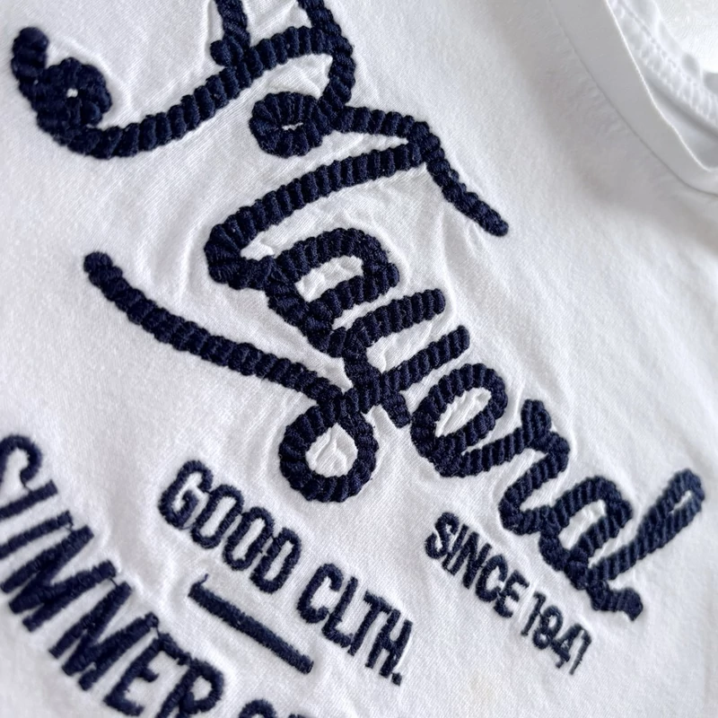 86-os Mayoral fehér pamut póló kisfiúnak hímzett felirattal