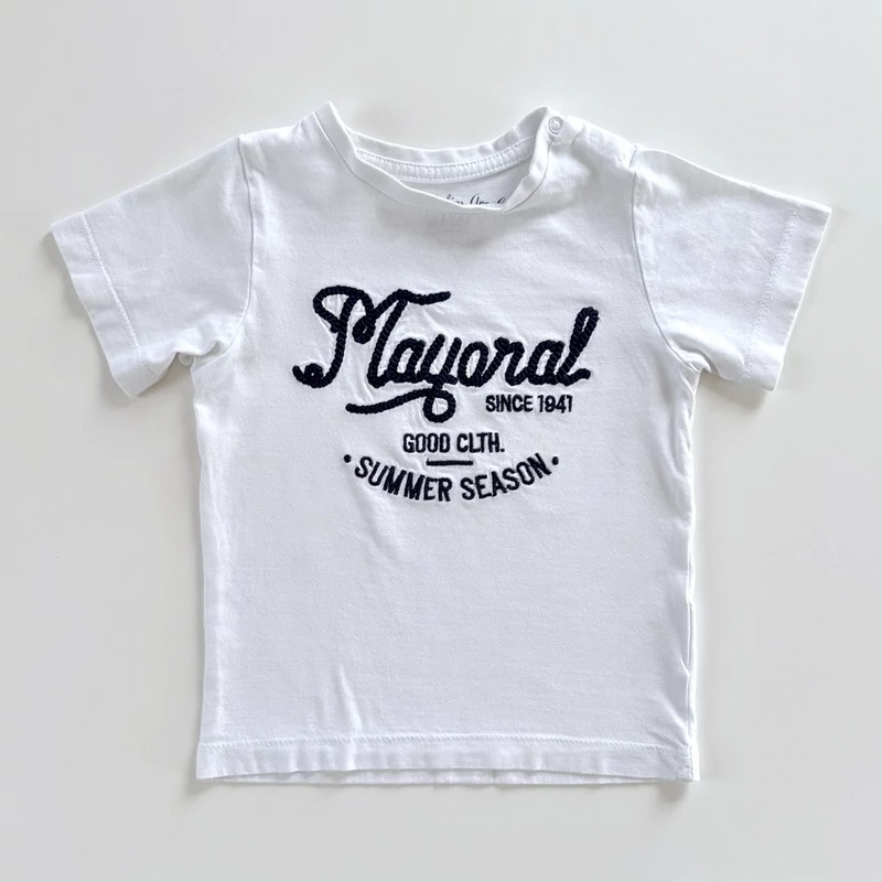 86-os Mayoral fehér pamut póló kisfiúnak hímzett felirattal