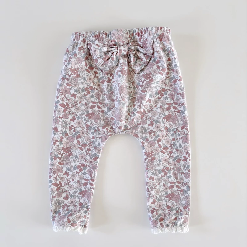 Nutmeg masnis kislány leggings – virágos, csipkés, 86-os, használt babaruha