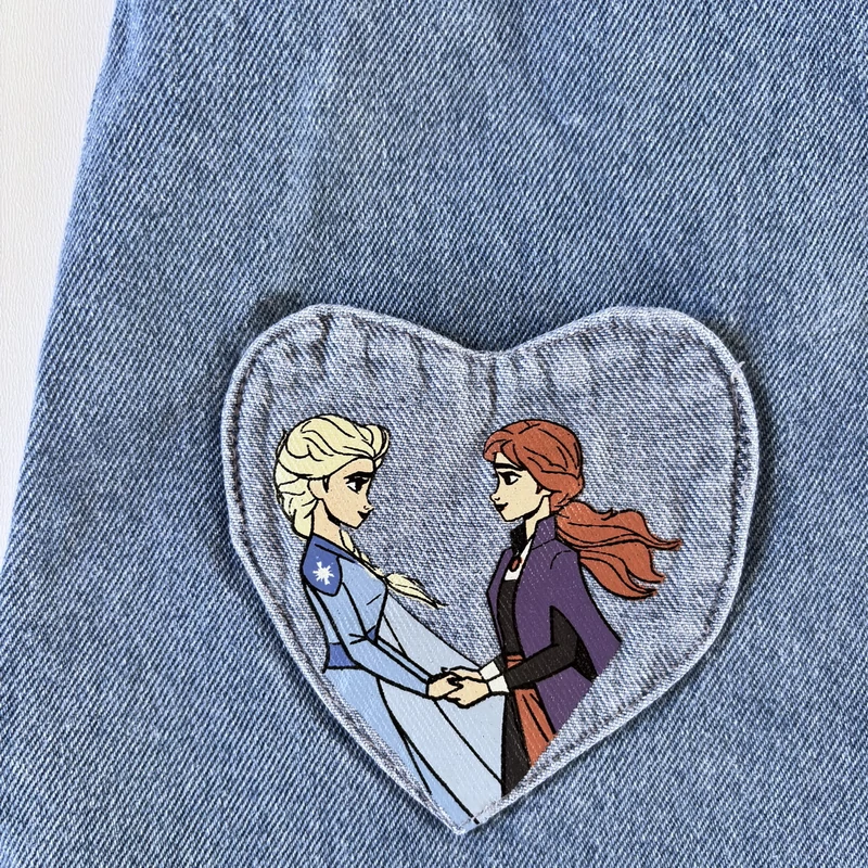 98-as Jégvarázs kantáros farmerruha Elsa és Anna mintával kislányoknak